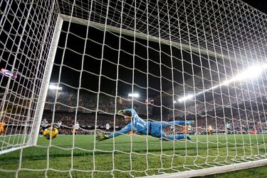 El jugador inglés lanza desde los 11 metros a la izquierda de Dimitrievski y manda el balón al palo. El portero del Valencia tenía los dos pies adelantados de la línea, pero al no intervenir en la pena máxima, no se repite.