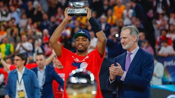 Trent Forrest levanta el título de MVP de la Copa.