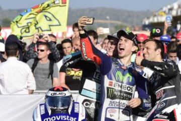 Selfie de los campeones: Jorge Lorenzo de MotoGP, Johann Zarco de Moto2 y Danny Kent de Moto3.