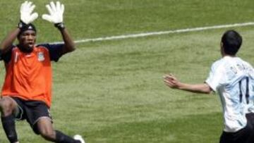 <b>VASELINA OLÍMPICA.</b>Este es el momento en el que el delantero del Benfica, Ángel di María, eleva el balón sobre el guardameta nigeriano para anotar el único y decisivo gol de la final olímpica de fútbol.