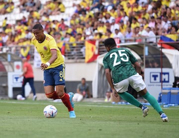 Yairo Moreno de la Selección Colombia conduce el balón ante Arabia Saudita en el Nueva Condomina de Murcia, España.