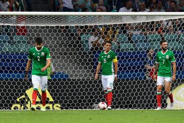 Néstor Araujo, Héctor Moreno y Miguel Layún, desanimados tras el gol alemán.
