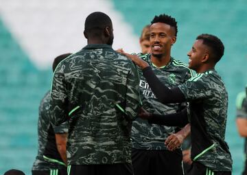 Eder Militao y Rodrygo durante el entrenamiento del Real Madrid en el Celtic Park de Glasgow..