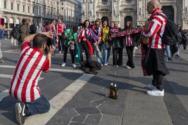 Un buen número de aficionados ha viajado a Milán para acompañar al equipo en la ida de los octavos de final de la Champions League ante el Inter.  