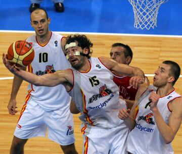 Spanish Jorge Garbajosa (C) controls the ball, 23 September 2005, during the quarter final Croatia/Spain of the European basketball Championships at Belgrade Arena. Spain won 100-85. 
AFP PHOTO ARIS MESSINIS