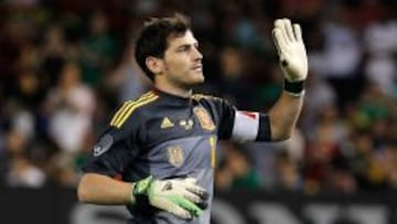 Iker Casillas saluda al público del Yankee Stadium.