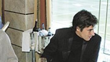 <b>LOS CAPITANES. </b>Herreros, capitán de la plantilla de baloncesto, y Raúl, Guti y Roberto Carlos, los de la de fútbol, compartieron mantel.