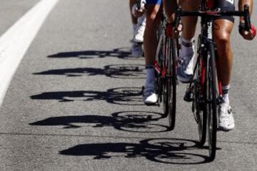El pelotón a su llegada a Fisterra durante la cuarta etapa de la Vuelta a España 2013 entre las localidades de Lalín (Pontevedra) y Fisterra (A Coruña)