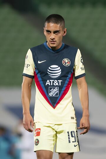 América ha tenido problemas para encontrar un sustituto de Guido Rodríguez. Como si fuera poco, Santiago Solari no pudo contar en el arranque del Guardianes 2021 con Pedro Aquino y Richard Sánchez, los futbolistas llamados a adueñarse de esa posición. Solari echó mano del canterano Santiago Naveda, quien ha respondido con creces a la confianza. El juvenil suma cinco partidos disputados en el torneo y una asistencia.