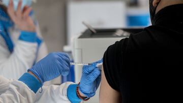 Una persona es vacunada contra el Covid-19, en el WiZink Center, a 20 de enero de 2022, en Madrid, (España). Hoy arranca, en la red de hospitales públicos de la Comunidad de Madrid la inoculación de la tercera dosis de la vacuna contra el coronavirus para personas de 30 a 39 años. También pueden recibirla personas con condición de alto riesgo, personas que viven en residencias, refuerzo de Janssen y personal sanitario y sociosanitarios.
20 ENERO 2022;CORONAVIRUS;PANDEMIA;
Alberto Ortega / Europa Press
20/01/2022
