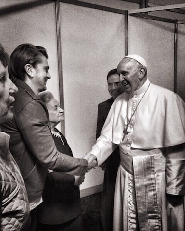 El músico colombiano Juanes coincidió con el Papa Francisco el 27 de septiembre de 2015 en un acto con familias. 