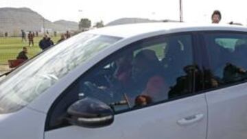 <b>A TODA VELOCIDAD. </b>Drenthe, ayer, abandona las instalaciones de Fontcalent mientras la plantilla, al fondo, seguía entrenándose.