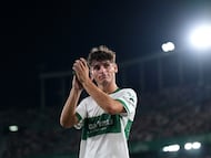 ELCHE, SPAIN - AUGUST 29: Rodrigo Mendoza of Elche CF applauds the fans during the LaLiga EA Sports match between Elche CF and Levante UD at Estadio Manuel Martinez Valero on August 29, 2025 in Elche, Spain. (Photo by Aitor Alcalde/Getty Images)