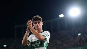 ELCHE, SPAIN - AUGUST 29: Rodrigo Mendoza of Elche CF applauds the fans during the LaLiga EA Sports match between Elche CF and Levante UD at Estadio Manuel Martinez Valero on August 29, 2025 in Elche, Spain. (Photo by Aitor Alcalde/Getty Images)