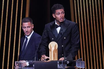 El centrocampista ingl谷s del Real Madrid, Jude Bellingham recibe el Trofeo Kopa al mejor jugador sub-21 de manos del excentrocampista belga Eden Hazard.