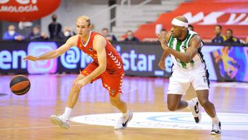 Tomic y López-Arostegui lideran el triunfo de la Penya en Murcia