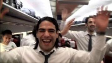 Falcao r&iacute;e en plena celebraci&oacute;n del equipo en el tren.