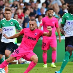 Adrián decidió un buen partido sin delanteros