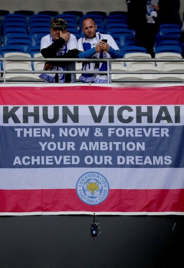 Los seguidores y la plantilla del Leicester han realizado un sentido homenaje a Vichai Srivaddhanaprabha antes del partido ante el Cardiff City.