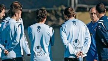<b>DIÁLOGO. </b>Tintín Márquez, Nico Pareja, Moisés Hurtado y Raúl Tamudo hablan del partido del domingo en el entrenamiento de ayer.