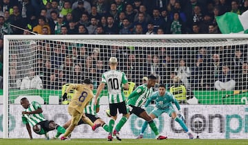 Rui Silva observa atento como Pedri dispara a puerta entre los jugadores béticos, William Carvalho, Luiz Henrique y Abner.