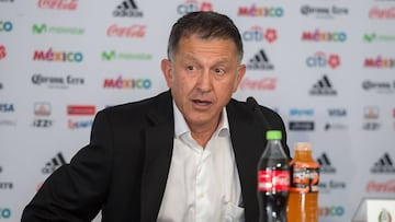 Para el seleccionador colombiano, los medios sacan de contexto las rotaciones. Adem&aacute;s, defendi&oacute; a la MLS y las convocatorias de los Dos Santos.