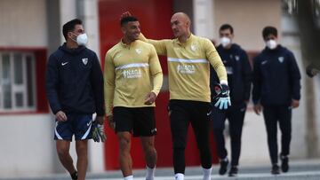 Dmitrovic bromea con Diego Carlos de camino al entrenamiento.