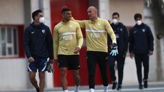 Dmitrovic bromea con Diego Carlos de camino al entrenamiento.