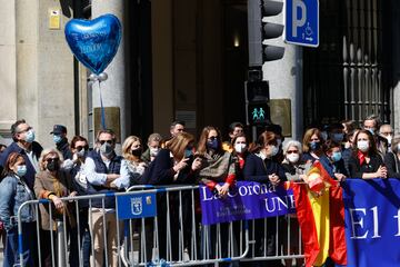 La Princesa de Asturias se ha estrenado en solitario en un acto del Instituto Cervantes, que conmemora este año el 30º aniversario de su fundación. En la imagen, un grupo de simpatizantes esperan la llegada de la Princesa. 