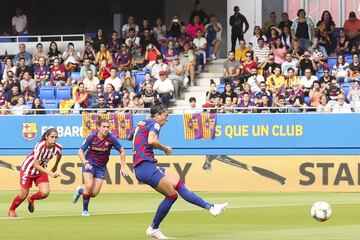 La jugadora del Barcelona, Jenni Hermoso, marca el 1-1.