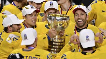 Los jugadores de Suecia celebran el título de campeones del mundo de hockey hielo.