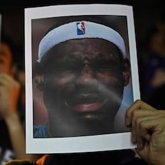 Arden camisetas de LeBron en Hong Kong y él se defiende: "No siempre tenemos que hablar de todo..."