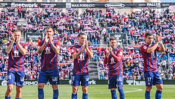 Los jugadores del Eldense aplauden a su afici¨®n.
