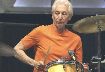 El batería de los Rolling Stone murió el 25 de agosto a los 80 años. Charlie Watts sufría problemas de salud que le llevaron a ser ingresado en el hospital. “Con mucha tristeza anunciamos la muerte de nuestro querido Charlie. Ha fallecido pacíficamente en un hospital de Londres a primera hora de la mañana y rodeado de sus familiares”, rezaba el comunicado emitido por su representante. 