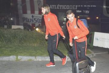 Los seguidores del Atlético acudieron al hotel de concentración para animar a su equipo antes del partido de Champions.
Filipe Luis y Griezmann.
