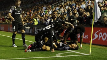 Cristiano es felicitado por sus compañeros tras uno de sus goles.