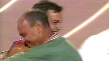 Antonio Peñalver se abraza Millán tras ganar la medalla en Barcelona 1992.