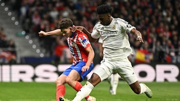 Tchouameni trata de robar el balón a Julián Alvarez durante el Euroderbi.