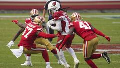 DeAndre Hopkins (10) rodeado de jugadores del San Francisco 49ers.