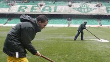 <b>COMPLICADO. </b>La abundante lluvia que cae sobre Sevilla complica otra vez el Betis-Barça B.