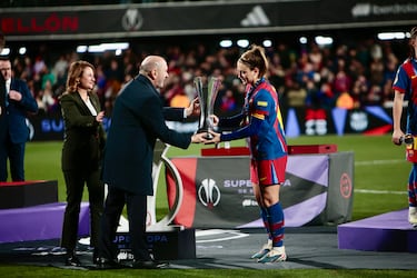 Alexia Putellas recoge el trofeo de campeonas de Supercopa.