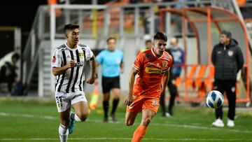 Futbol, Cobreloa vs Fernandez Vial
Decimosexta fecha, campeonato Ascenso Betsson 2022
El jugador de Cobreloa Jorge Espejo disputa el balón con Ethan Espinoza de Fernandez Vial durante el partido de primera B disputado en el estadio Zorros del Desierto de Calama, Chile.