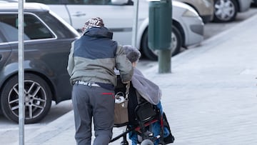 Una mujer empuja una silla de ruedas, a 3 de febrero de 2025, en Madrid (España). La Seguridad Social destinó en el mes de enero de 2025 la cifra récord de 13.432,4 millones de euros al pago de la nómina ordinaria mensual de las pensiones contributivas, un 6,17% más que en el mismo mes de 2024. De este modo, la nómina mensual ordinaria de las pensiones supera por primera vez los 13.000 millones de euros, e incorpora la revalorización aprobada en diciembre por Real Decreto-ley para este año, un 2,8%, con carácter general y entre el 6% y el 9% para las pensiones mínimas.
03 FEBRERO 2025
Eduardo Parra / Europa Press
03/02/2025