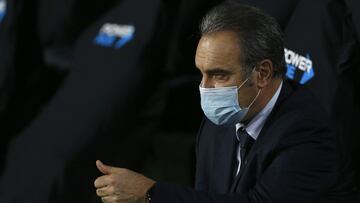 SANTIAGO, CHILE - SEPTEMBER 02: Head coach of Chile Martin Lasarte gestures during a match between Chile and Brazil as part of South American Qualifiers for Qatar 2022 at Estadio Monumental David Arellano on September 02, 2021 in Santiago, Chile. (Photo by Claudio Reyes - Pool/Getty Images)