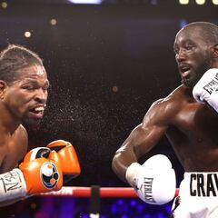 Terrence Crawford defeats Shawn Porter to retain welterweight title