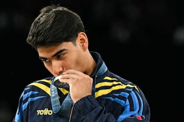 Colombia's Angel Barajas poses with his silver medal during the podium ceremony for the artistic gymnastics men's horizontal bar event of the Paris 2024 Olympic Games at the Bercy Arena in Paris, on August 5, 2024. (Photo by Gabriel BOUYS / AFP)