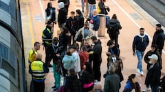 Varias personas en un andén el día en el que ha descarrillado un tren Almería-Madrid, en la estación de Puerta de Atocha-Almudena Grandes, a 26 de noviembre de 2023, en Madrid (España). Cercanías Madrid ha cortado la circulación de trenes entre Atocha y Chamartín, por una incidencia en un tren Almería-Madrid a su entrada en Atocha. Varios de los ejes del tren se han salido de la vía a su arranque hacia Chamartín. En total viajaban 37 personas en su interior, que ya han sido evacuadas, y no ha habido ningún herido.
26 NOVIEMBRE 2023;MADRID;TREN ALMERIA ATOCHA;DESCARRILAMIENTO
Diego Radamés / Europa Press
26/11/2023