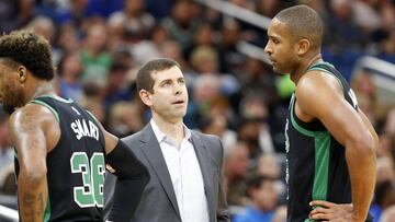 Brad Stevens, Horford y Smart, durante un encuentro