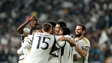 Los jugadores del Madrid celebran uno de sus goles.