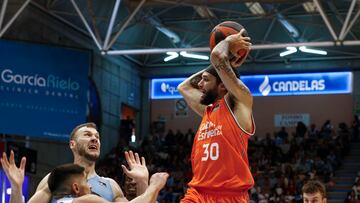 Kassius Robertson, base del Valencia, busca un pase ante la defensa del Río Breogán.
